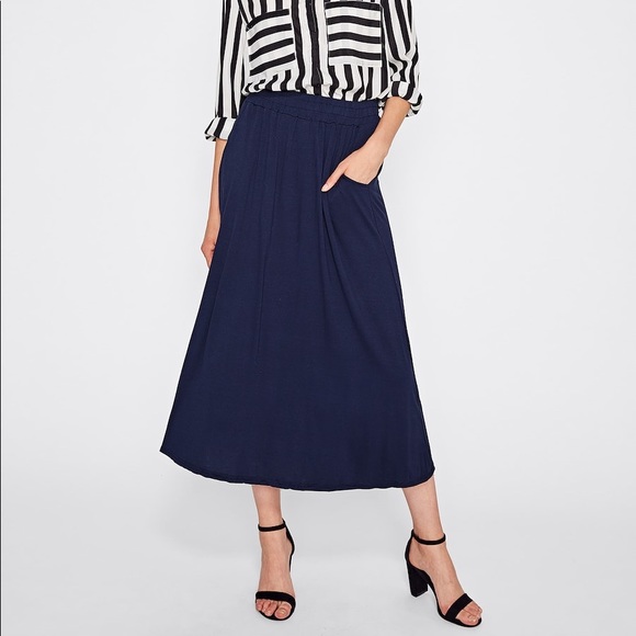 Dresses & Skirts - 🆕Blue crinkle swing midi skirt